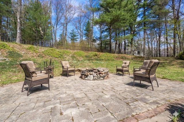 66 Hutchinson Rd, Sutton, MA 01590