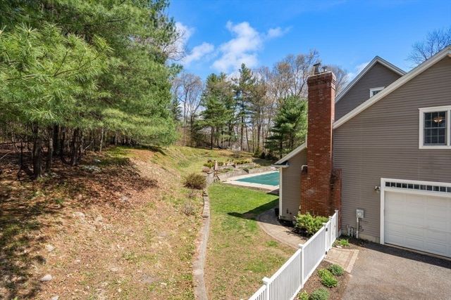 66 Hutchinson Rd, Sutton, MA 01590