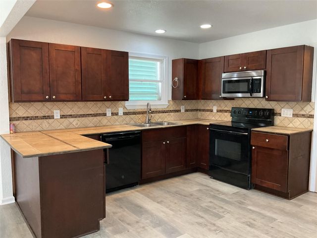 5728 Sylvia Drive, Galveston, TX 77551