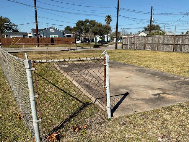 5728 Sylvia Drive, Galveston, TX 77551