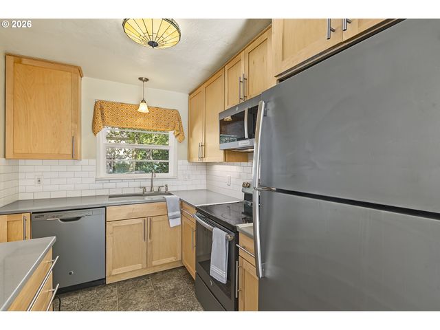 6810 Ne HANCOCK St, Portland, OR 97213