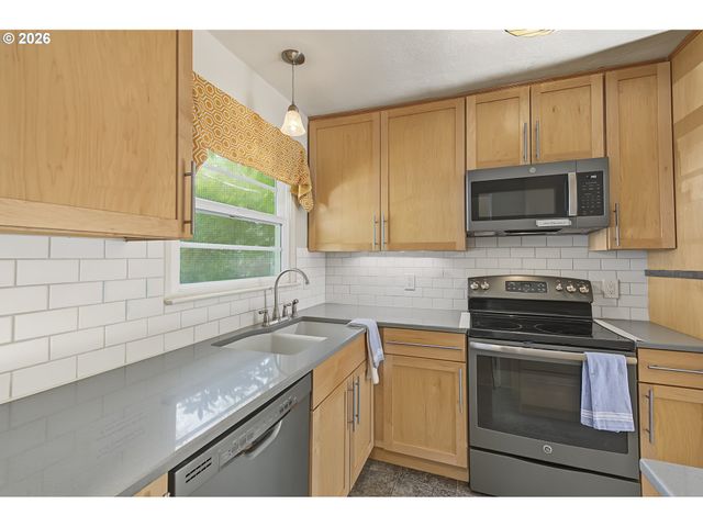 6810 Ne HANCOCK St, Portland, OR 97213