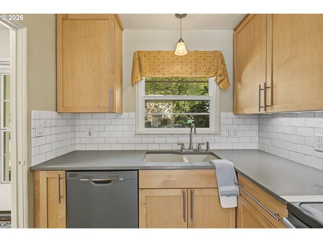 6810 Ne HANCOCK St, Portland, OR 97213
