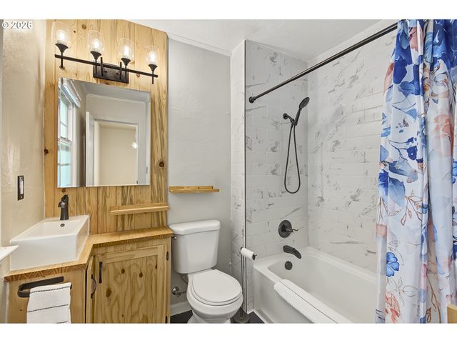 6810 Ne HANCOCK St, Portland, OR 97213