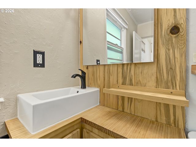 6810 Ne HANCOCK St, Portland, OR 97213
