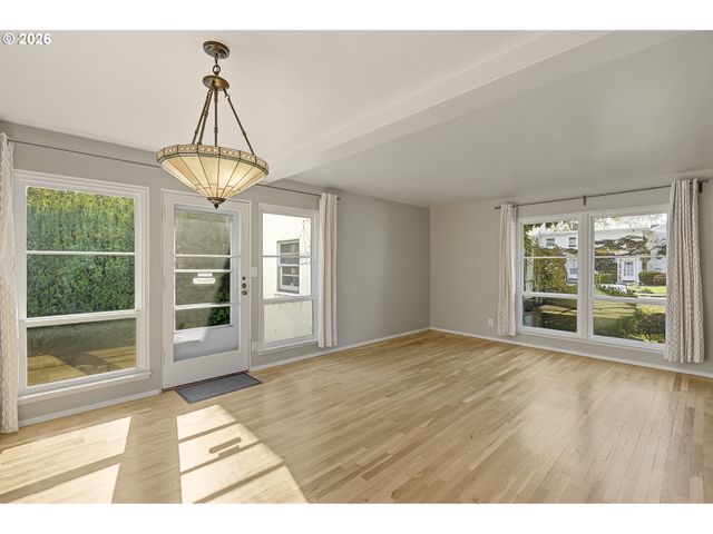 6810 Ne HANCOCK St, Portland, OR 97213
