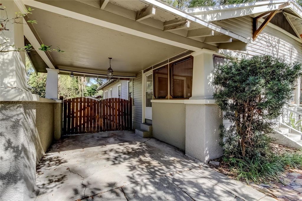 Image 2 of property listing at 1004 E CRENSHAW STREET, Tampa, FL 33604