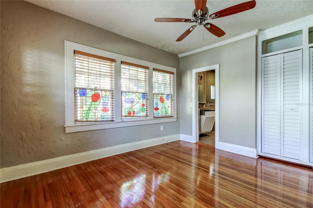 Image 11 of property listing at 1004 E CRENSHAW STREET, Tampa, FL 33604