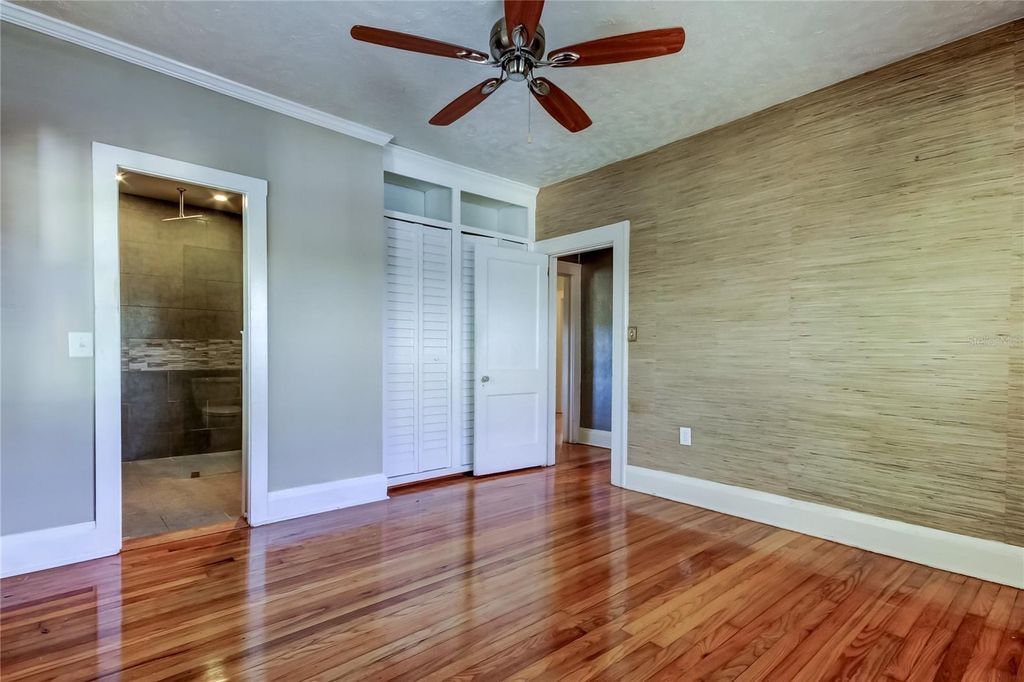 Image 12 of property listing at 1004 E CRENSHAW STREET, Tampa, FL 33604