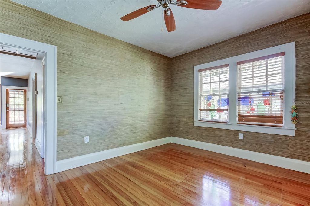 Image 13 of property listing at 1004 E CRENSHAW STREET, Tampa, FL 33604