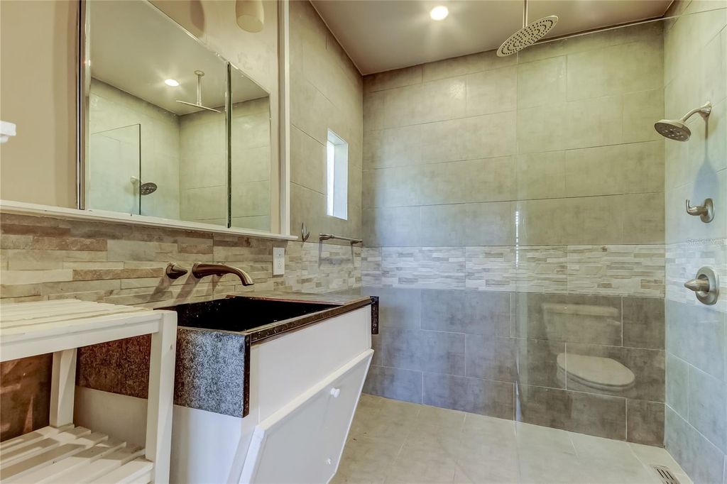 Image 14 of property listing at 1004 E CRENSHAW STREET, Tampa, FL 33604