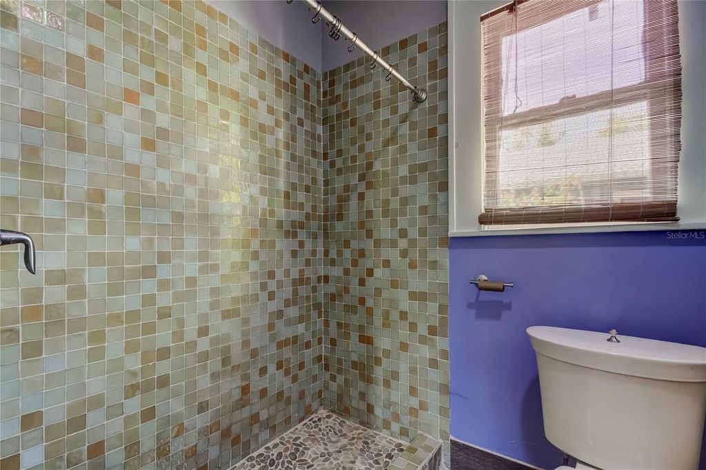 Image 15 of property listing at 1004 E CRENSHAW STREET, Tampa, FL 33604