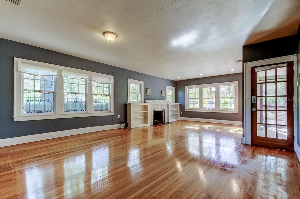Image 17 of property listing at 1004 E CRENSHAW STREET, Tampa, FL 33604