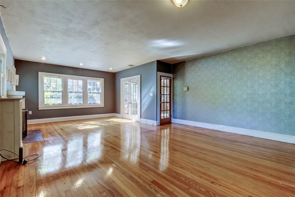 Image 18 of property listing at 1004 E CRENSHAW STREET, Tampa, FL 33604