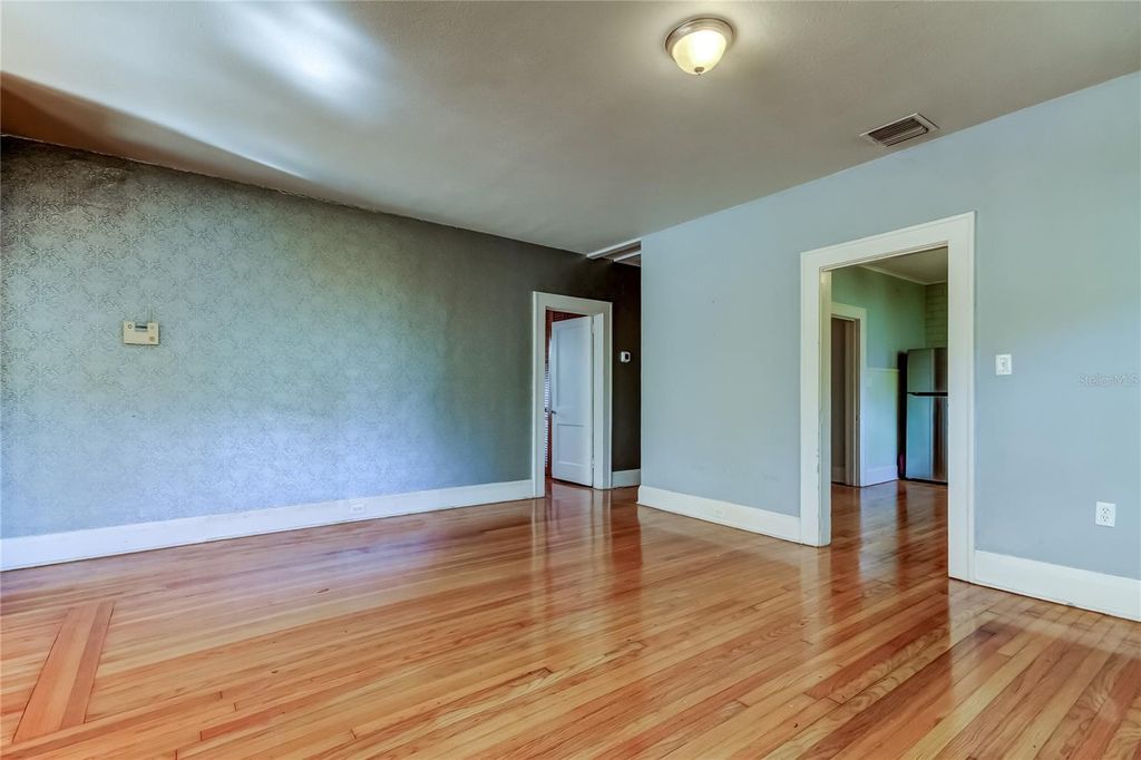 Image 19 of property listing at 1004 E CRENSHAW STREET, Tampa, FL 33604