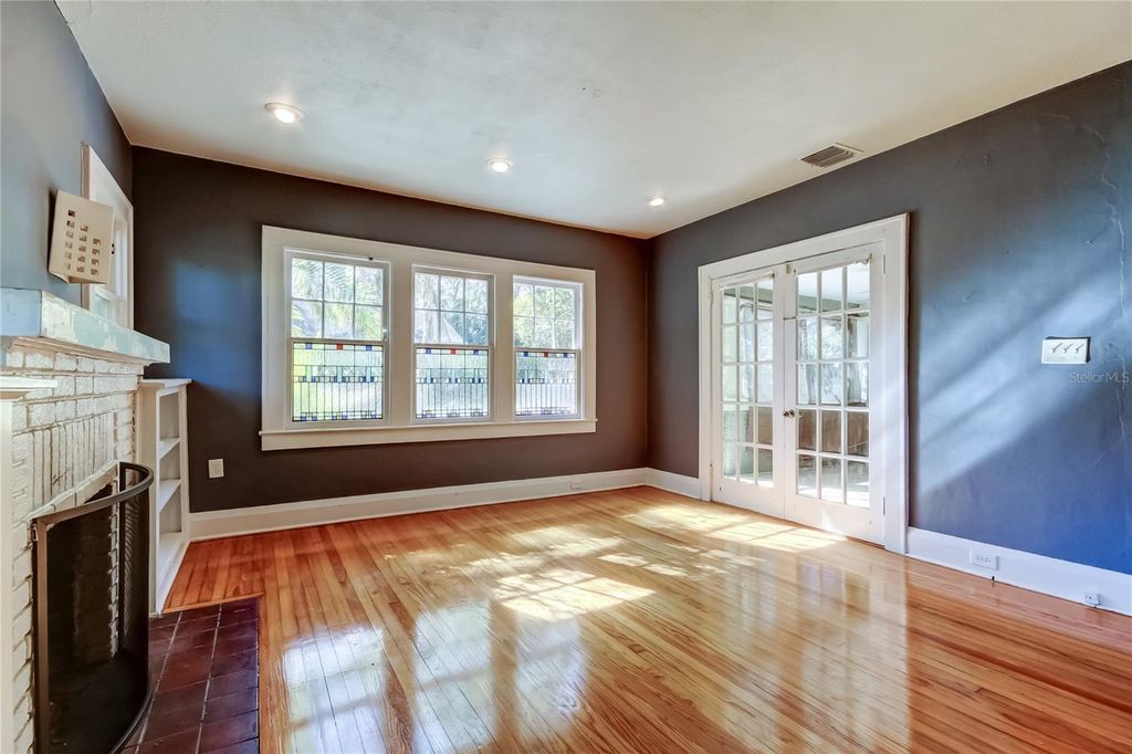 Image 20 of property listing at 1004 E CRENSHAW STREET, Tampa, FL 33604