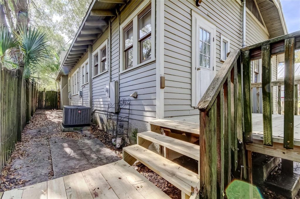 Image 3 of property listing at 1004 E CRENSHAW STREET, Tampa, FL 33604