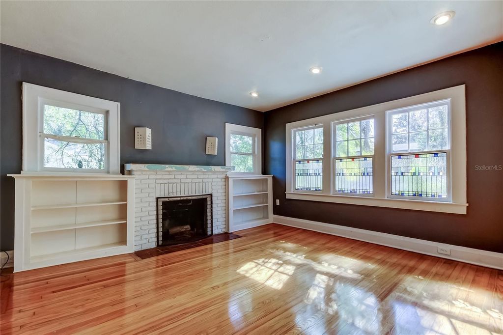Image 21 of property listing at 1004 E CRENSHAW STREET, Tampa, FL 33604