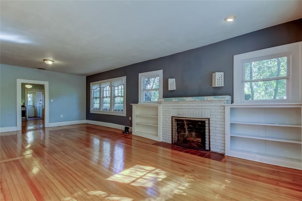 Image 22 of property listing at 1004 E CRENSHAW STREET, Tampa, FL 33604