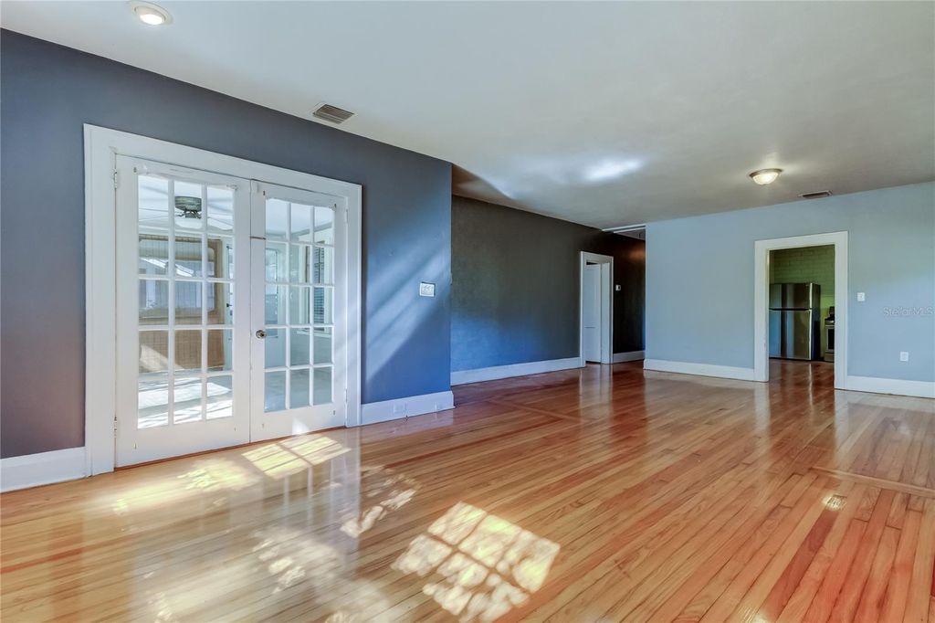 Image 23 of property listing at 1004 E CRENSHAW STREET, Tampa, FL 33604