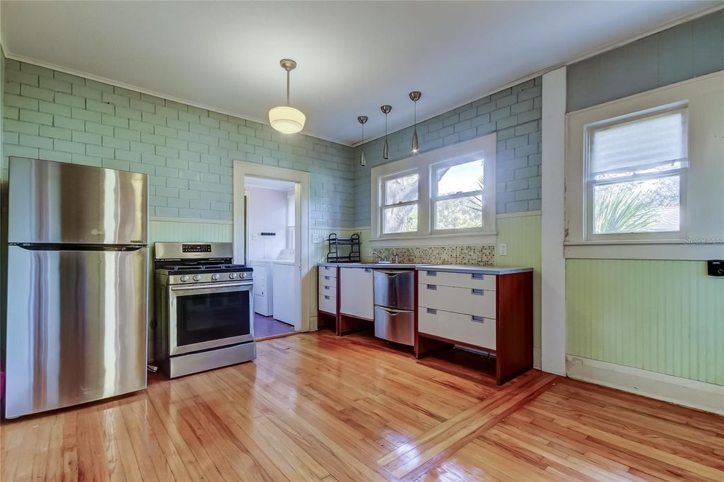 Image 24 of property listing at 1004 E CRENSHAW STREET, Tampa, FL 33604