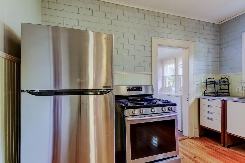 Image 25 of property listing at 1004 E CRENSHAW STREET, Tampa, FL 33604
