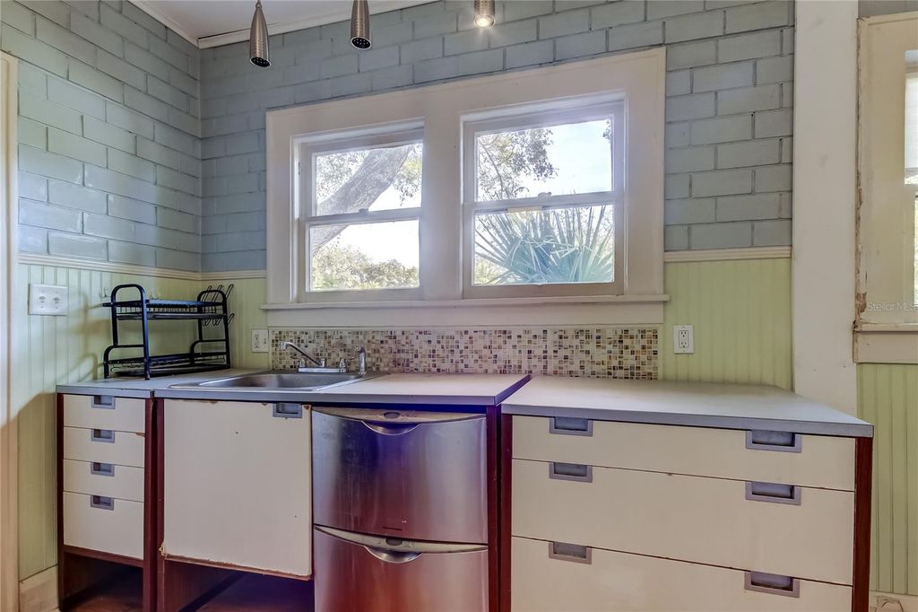 Image 26 of property listing at 1004 E CRENSHAW STREET, Tampa, FL 33604