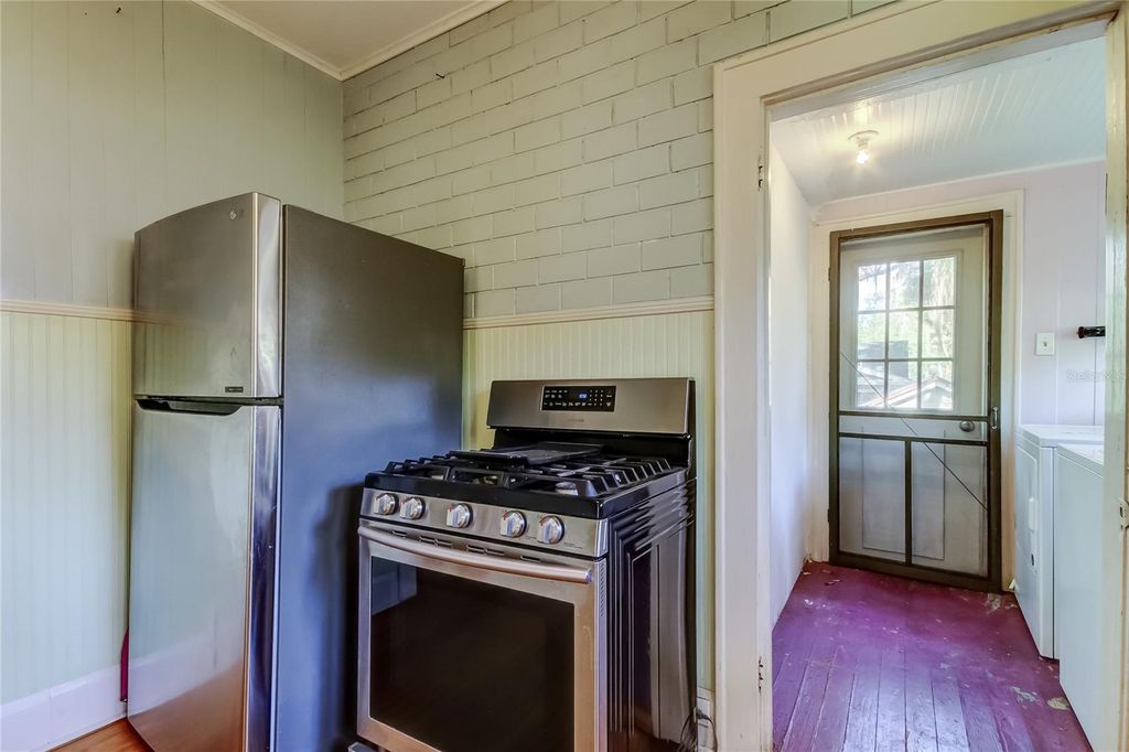 Image 27 of property listing at 1004 E CRENSHAW STREET, Tampa, FL 33604