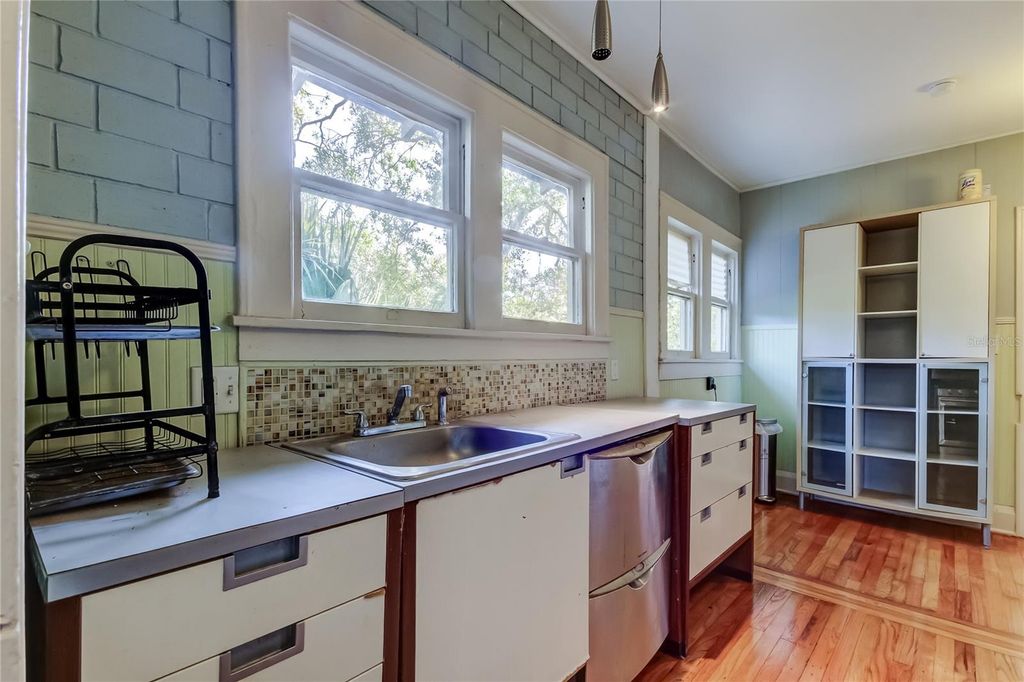 Image 28 of property listing at 1004 E CRENSHAW STREET, Tampa, FL 33604