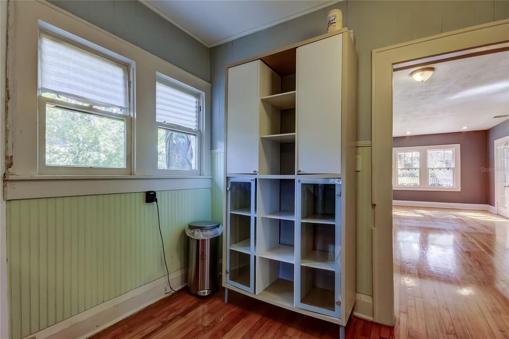 Image 29 of property listing at 1004 E CRENSHAW STREET, Tampa, FL 33604