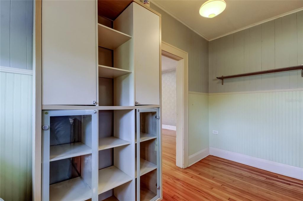 Image 30 of property listing at 1004 E CRENSHAW STREET, Tampa, FL 33604