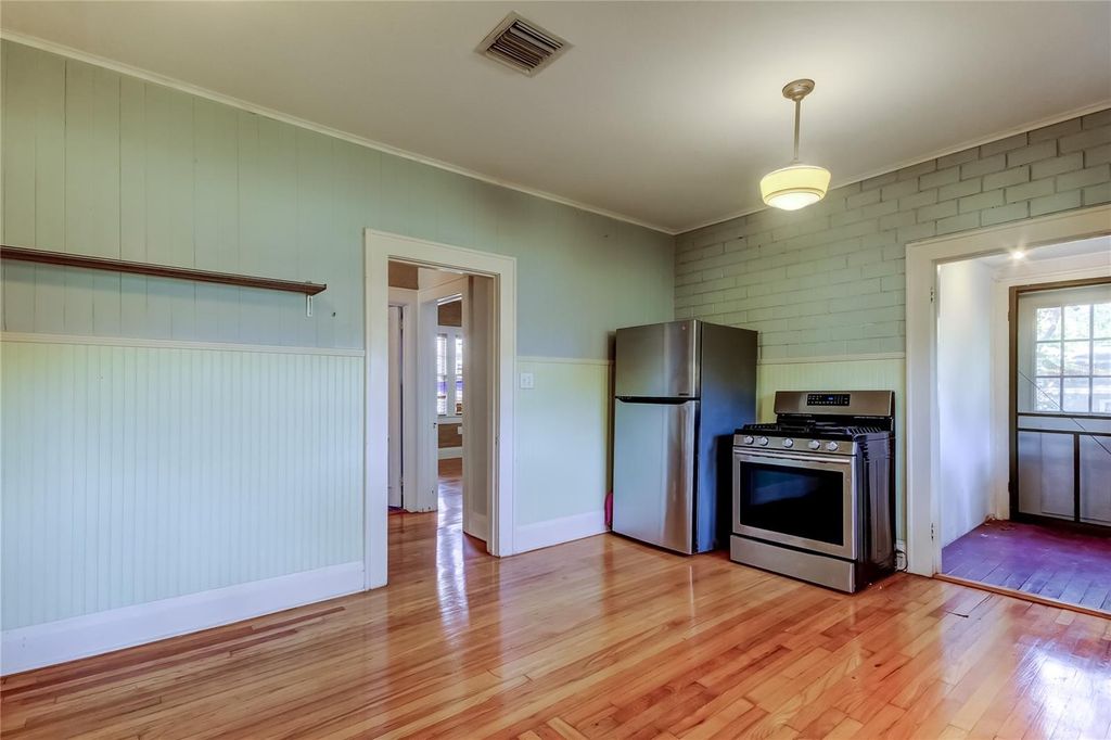 Image 31 of property listing at 1004 E CRENSHAW STREET, Tampa, FL 33604