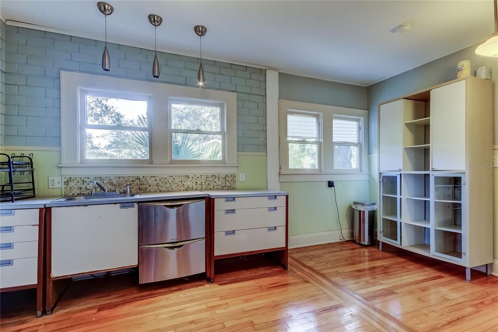 Image 32 of property listing at 1004 E CRENSHAW STREET, Tampa, FL 33604
