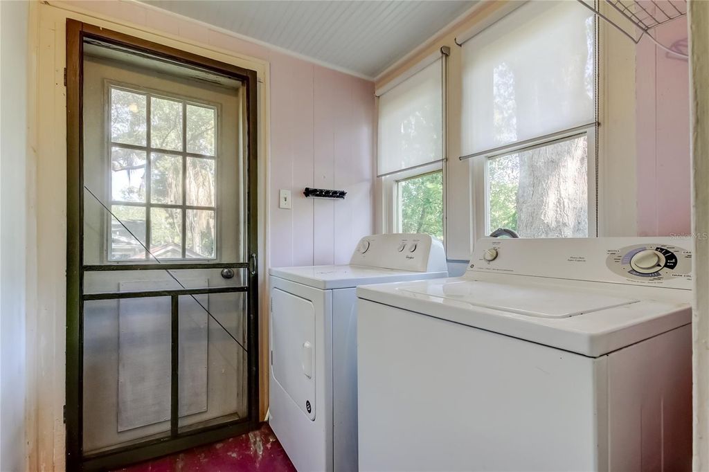 Image 33 of property listing at 1004 E CRENSHAW STREET, Tampa, FL 33604