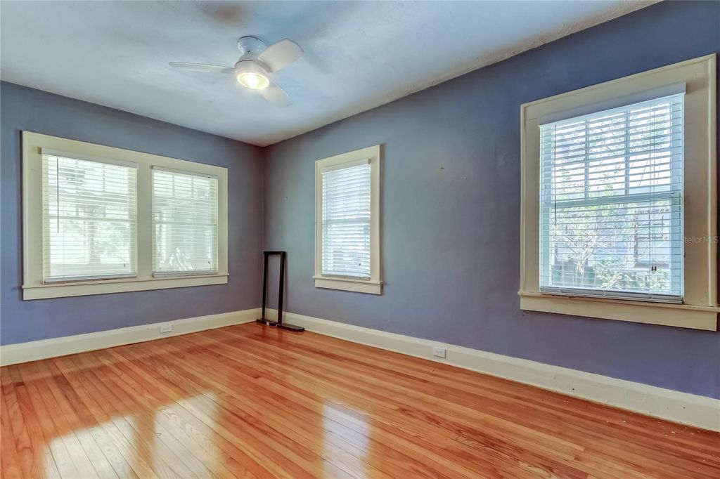 Image 34 of property listing at 1004 E CRENSHAW STREET, Tampa, FL 33604