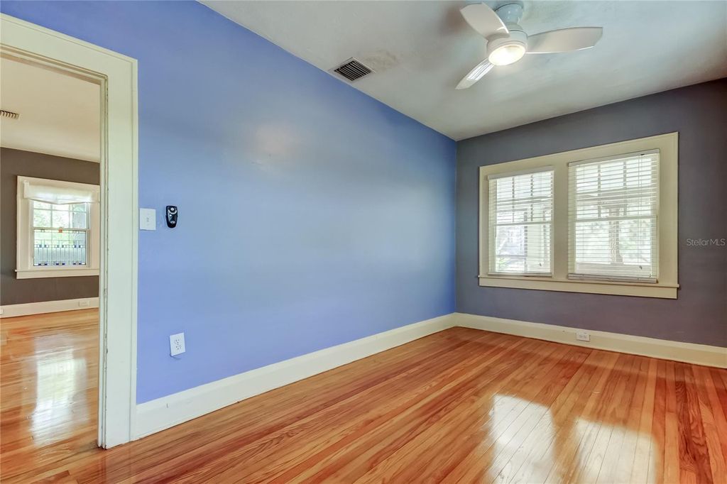 Image 37 of property listing at 1004 E CRENSHAW STREET, Tampa, FL 33604