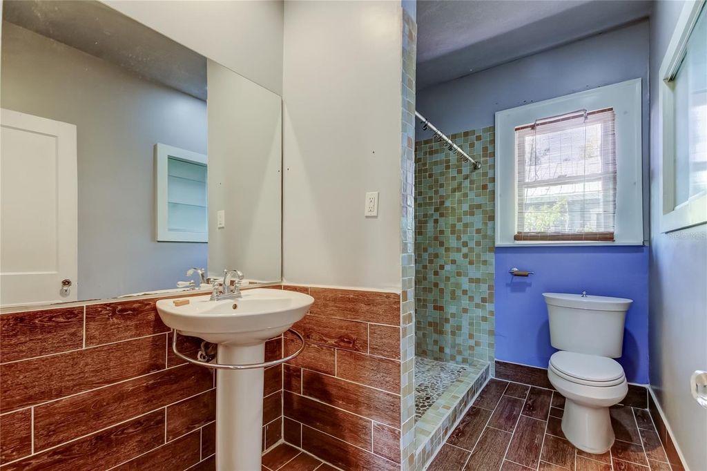 Image 38 of property listing at 1004 E CRENSHAW STREET, Tampa, FL 33604