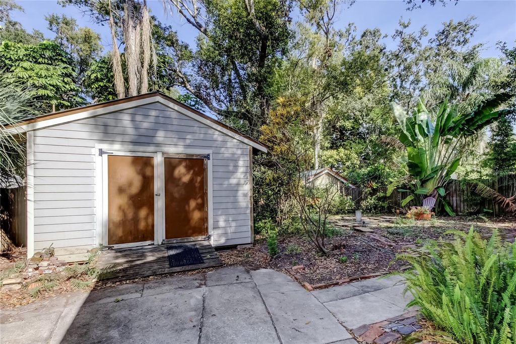 Image 39 of property listing at 1004 E CRENSHAW STREET, Tampa, FL 33604