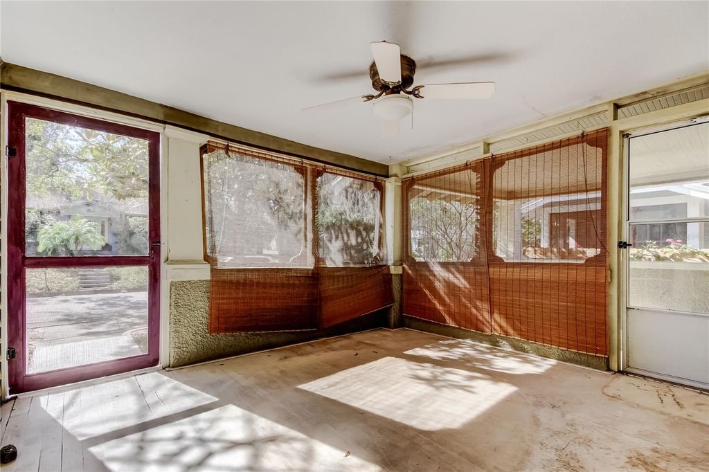 Image 40 of property listing at 1004 E CRENSHAW STREET, Tampa, FL 33604