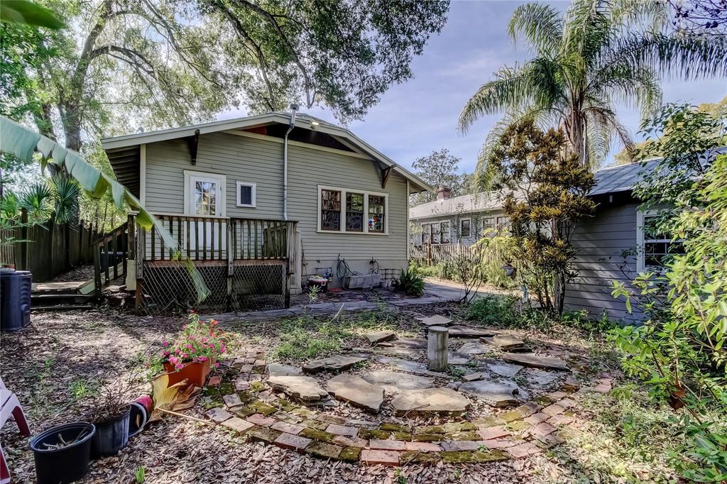 Image 5 of property listing at 1004 E CRENSHAW STREET, Tampa, FL 33604