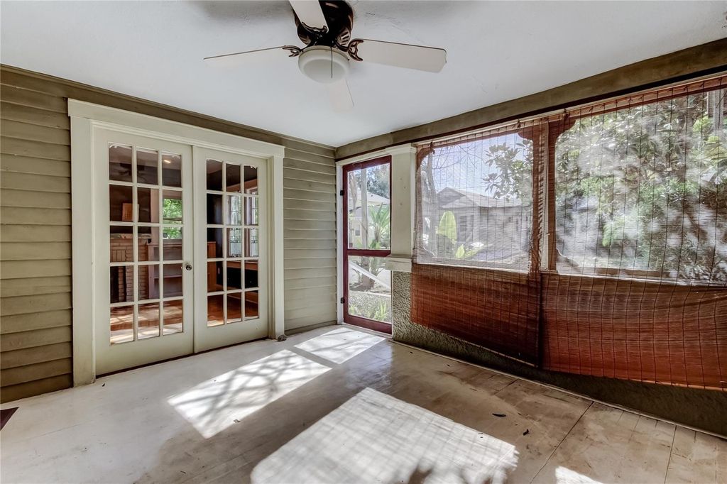 Image 41 of property listing at 1004 E CRENSHAW STREET, Tampa, FL 33604