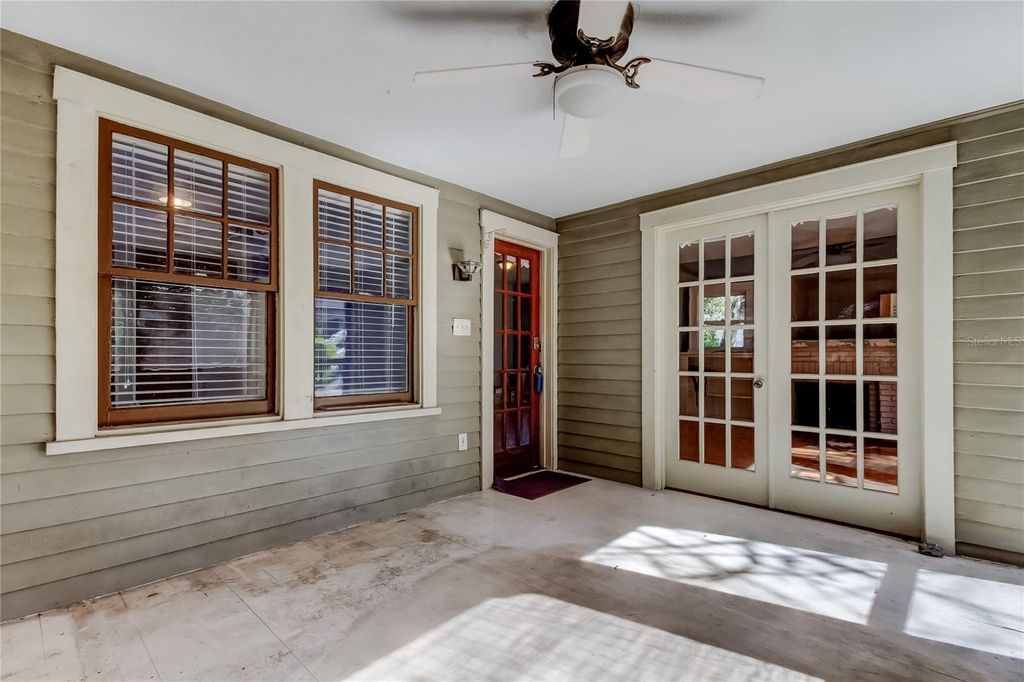 Image 42 of property listing at 1004 E CRENSHAW STREET, Tampa, FL 33604
