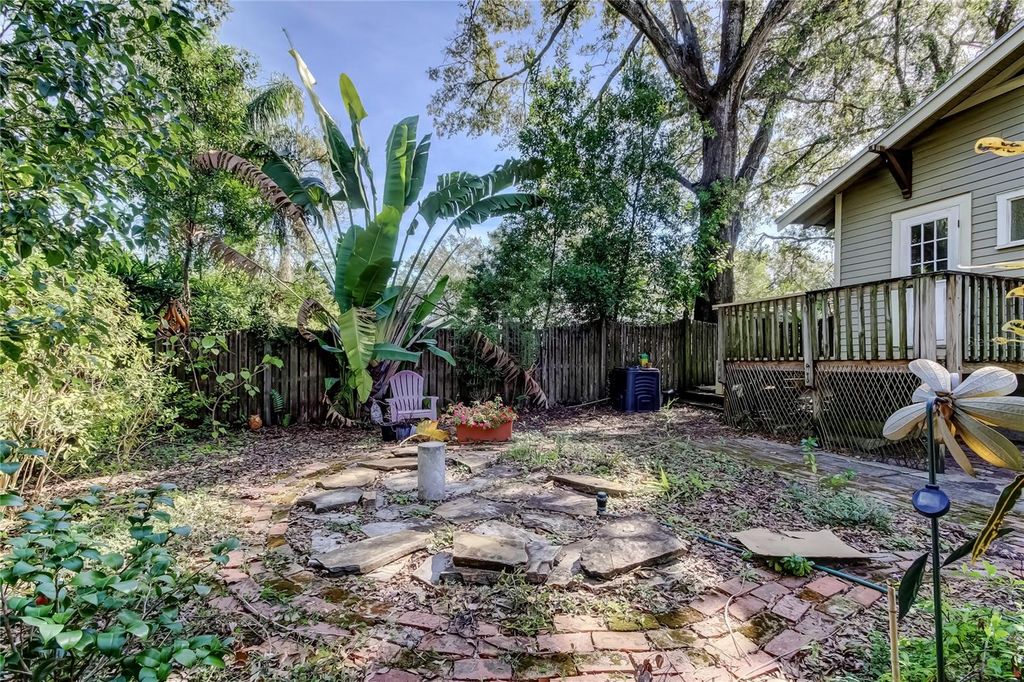 Image 6 of property listing at 1004 E CRENSHAW STREET, Tampa, FL 33604