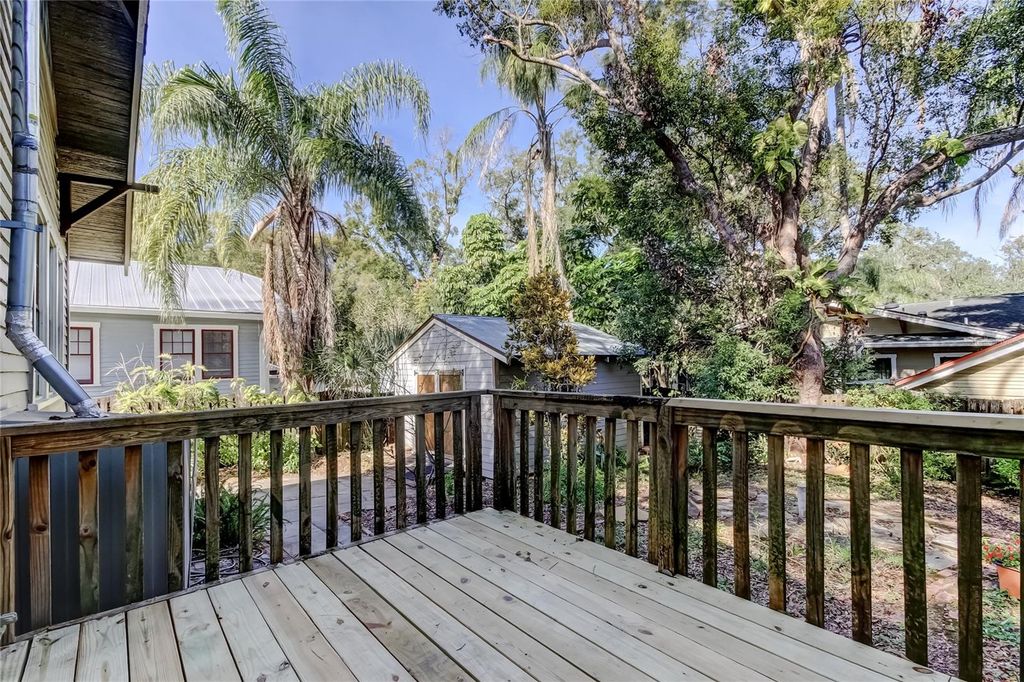 Image 7 of property listing at 1004 E CRENSHAW STREET, Tampa, FL 33604