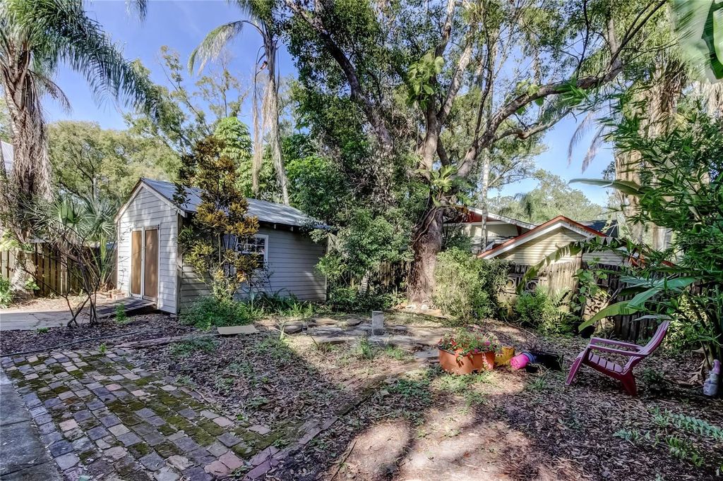 Image 8 of property listing at 1004 E CRENSHAW STREET, Tampa, FL 33604