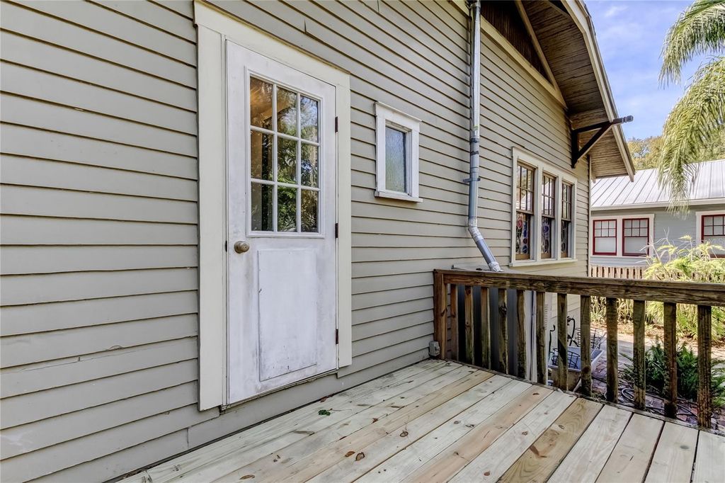 Image 10 of property listing at 1004 E CRENSHAW STREET, Tampa, FL 33604