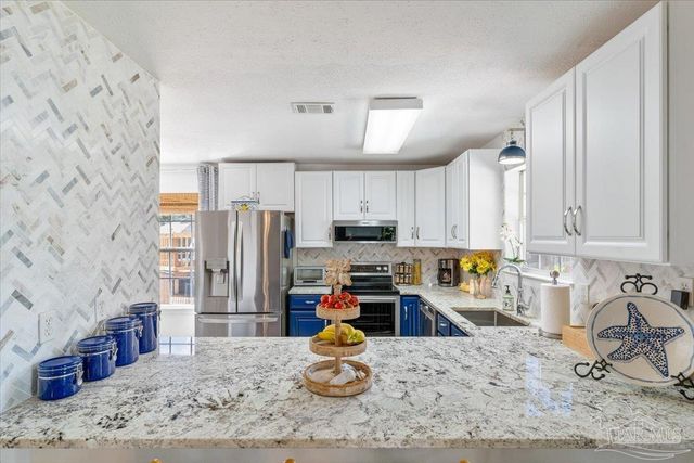 2078 Shadow Lake Dr, Gulf Breeze, FL 32563