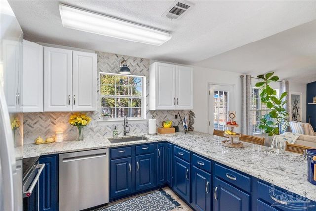 2078 Shadow Lake Dr, Gulf Breeze, FL 32563