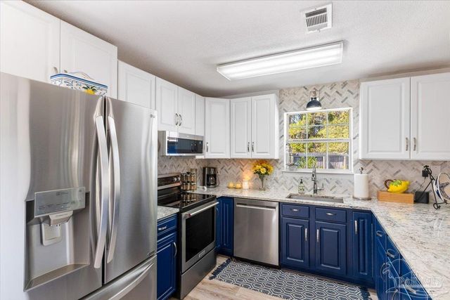 2078 Shadow Lake Dr, Gulf Breeze, FL 32563