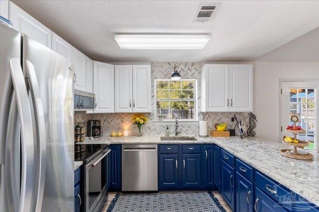 2078 Shadow Lake Dr, Gulf Breeze, FL 32563